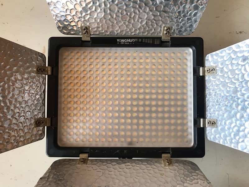 YONGNOU YN 300 III PRO LED VIDEO LIGHT 1