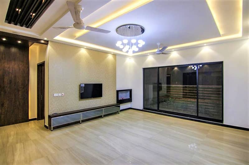 1 Kanal Slightly Used Unique Modern Design House For Sale in HBFC Society, Close to park near to DHA Phase 5 2