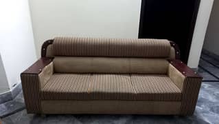 DECENT AND BEAUTIFUL 5 SEATER SOFA SET FOR SALE