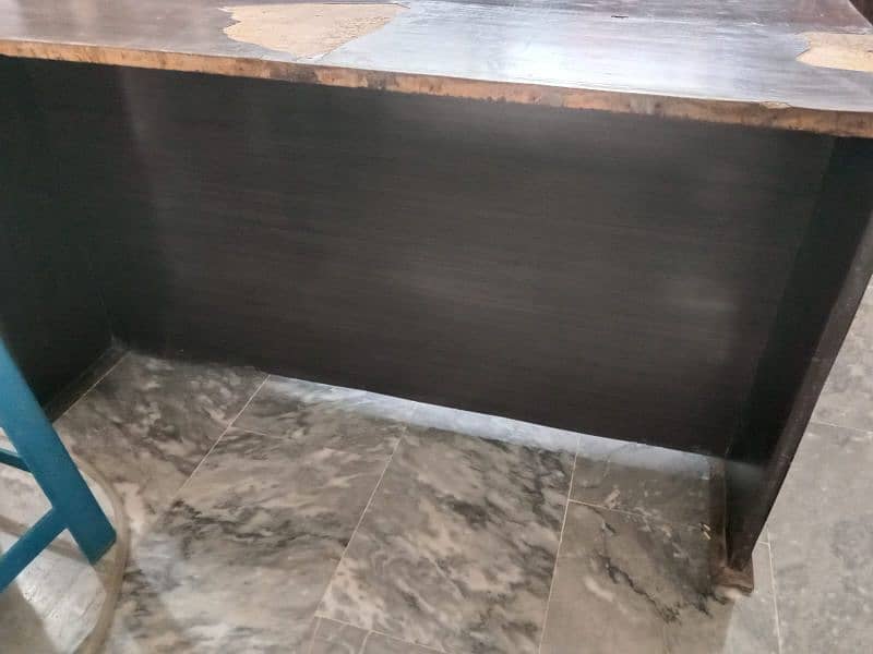 Title  Office Table size 4×2.8 Feet with 3 Wardrobes 2