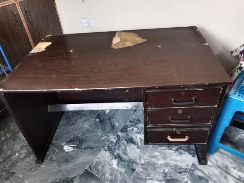 Title  Office Table size 4×2.8 Feet with 3 Wardrobes 3