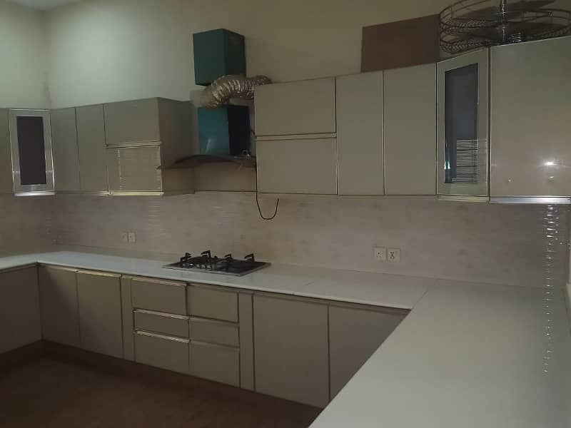 1 Kanal House Use Available For Sale 24