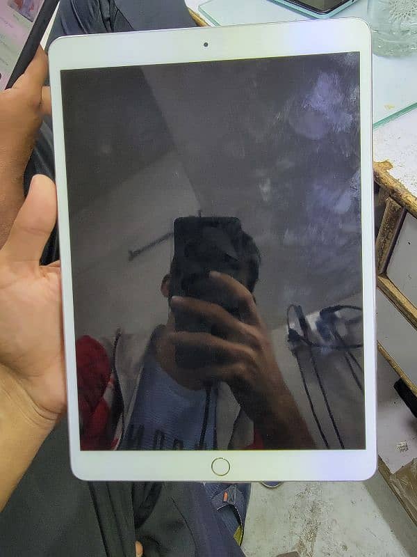 I pad pro 256gp 10.5 lcd saf Hai pencil  b 7 Hai 1