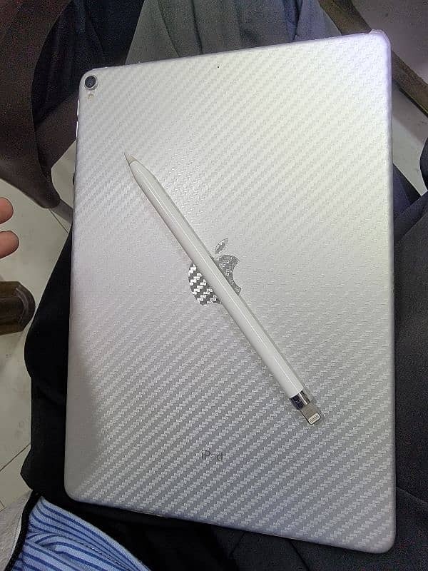 I pad pro 256gp 10.5 lcd saf Hai pencil  b 7 Hai 5