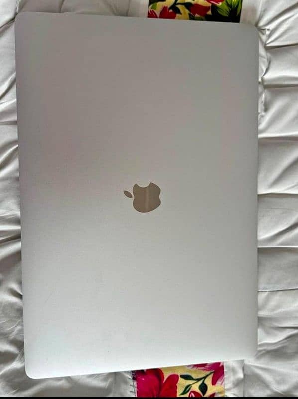 MacBook Pro 2019 i9 15 inches 0