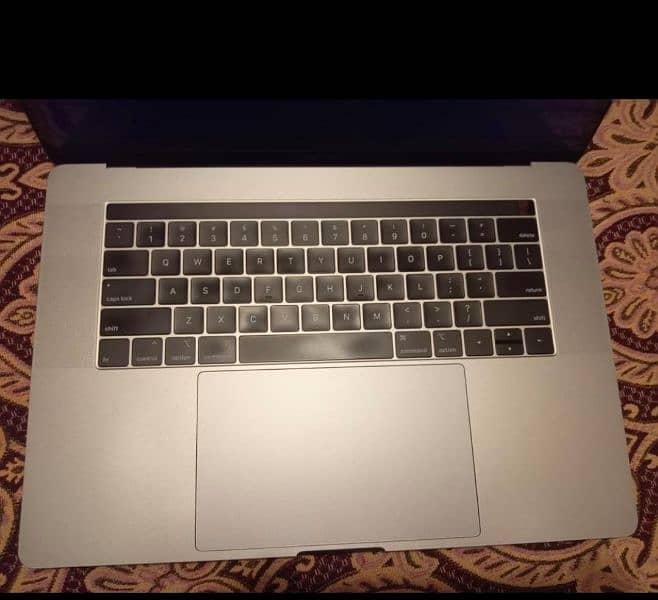 MacBook Pro 2019 i9 15 inches 1