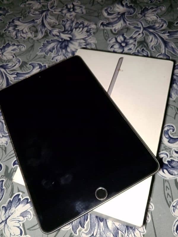 Ipad mini 5 tablet New Condition good working for sale 1