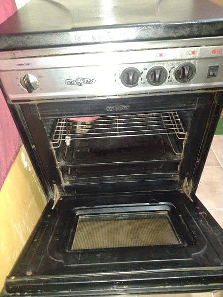 gas oven fully perfect 10/10 hai , iron stand 10/9 istari stand 5