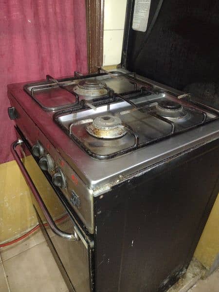 gas oven fully perfect 10/10 hai , iron stand 10/9 istari stand 7