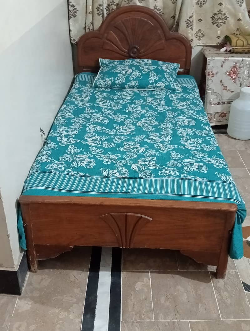 Wooden bed used. Good and cheap. Good condition. 2