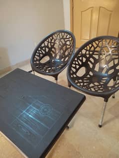 4 plastic chairs with table 0