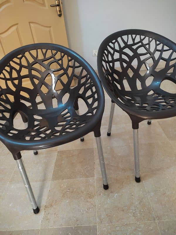 4 plastic chairs with table 2