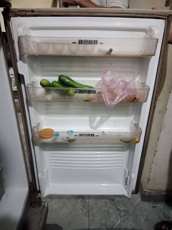 Dawlance Medium Refrigerator 3