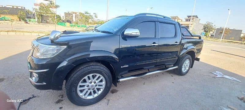 Toyota Hilux invincible 2013 model 2017 import 4