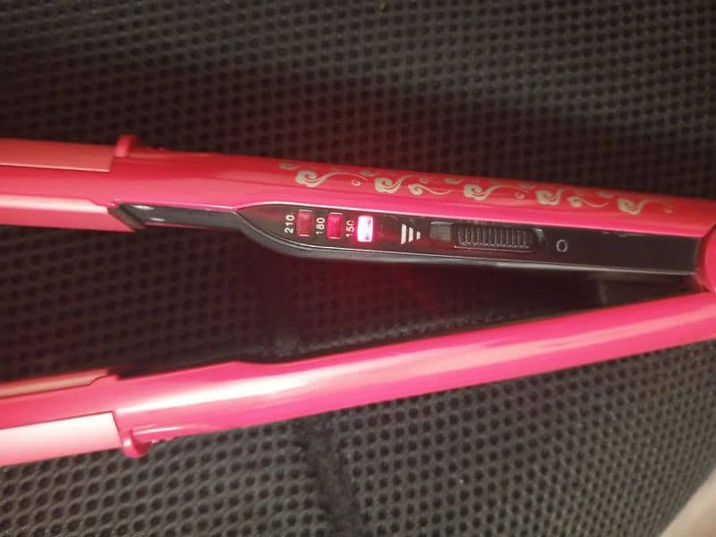 Hair straightner for sale in lush condition 1