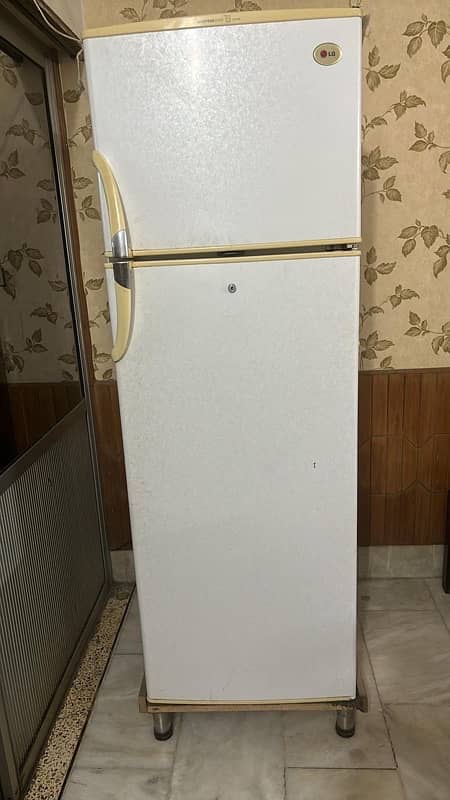 i am selling fridge (03315070818) 0