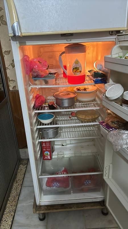 i am selling fridge (03315070818) 3