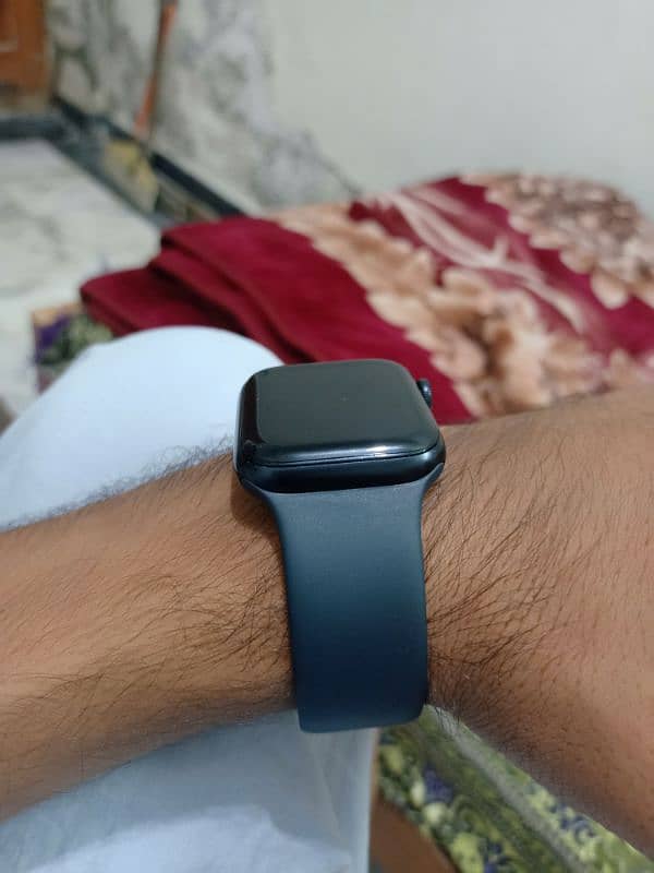 apple watch SE 2023 with 100 battery health 1