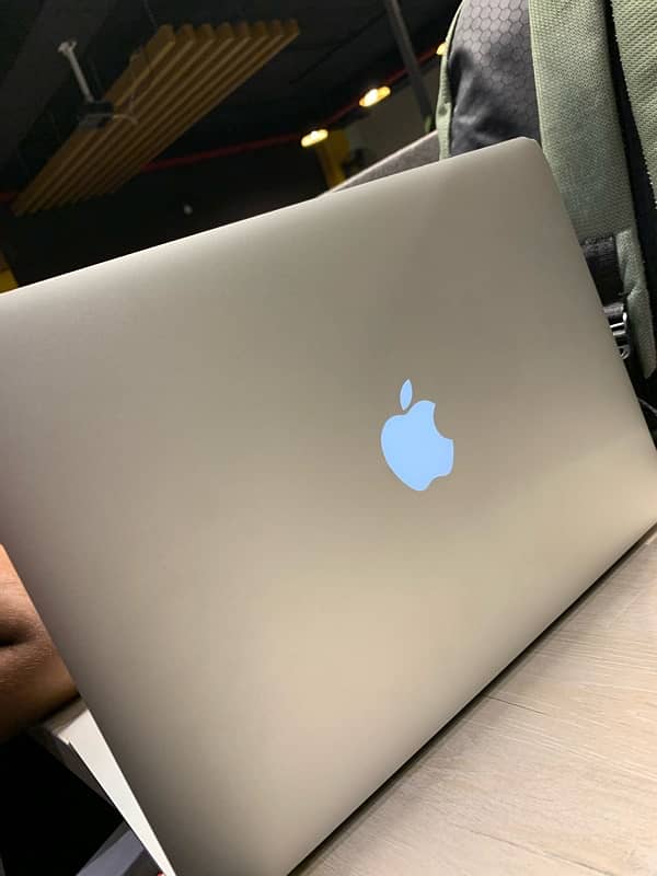 Apple macbook air 2012 model 1