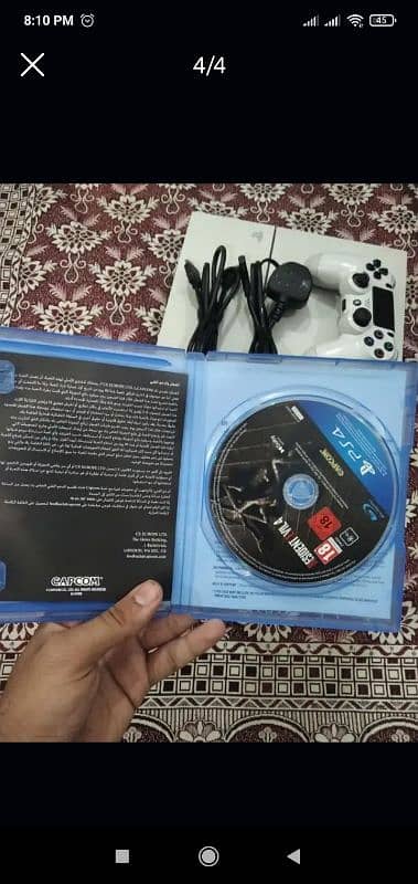 playstation 4 with cd resident evile 4 remake 3