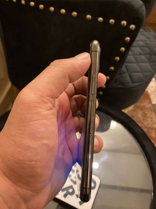 IPHONE 11 PRO FACTORY UNLOCK 10/10 CONDITION 3