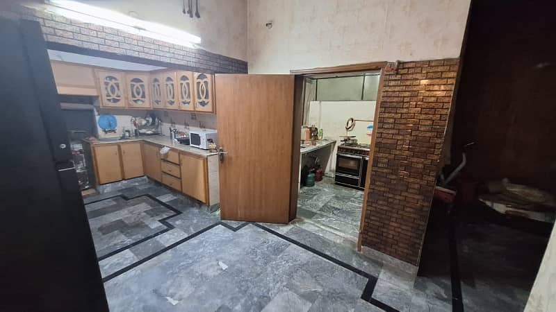 10 Marla Upper portion ( video available) Gulshan block Allama iqbal town Lahore 3