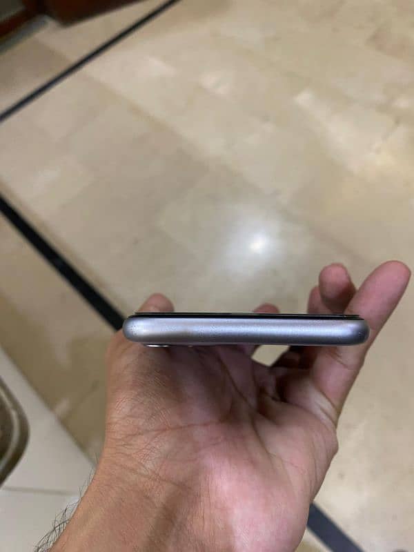 iPhone 11 (factory unlocked) 4