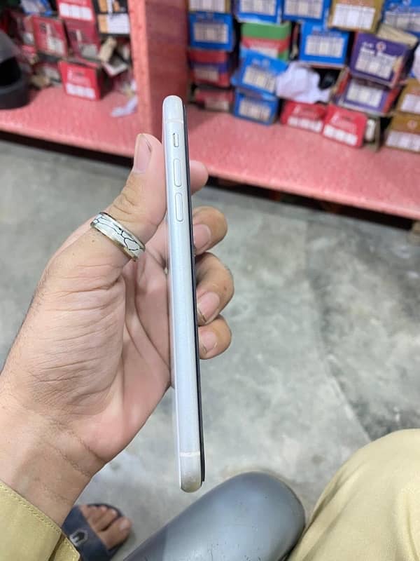 iphone 11 , 128 gb  non pta 3