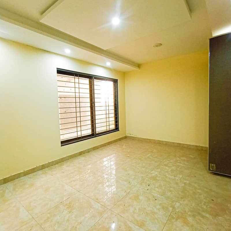 Studio Apartment For Sale In Bahria Town Lahore At Prime Location On Investor Rate 4