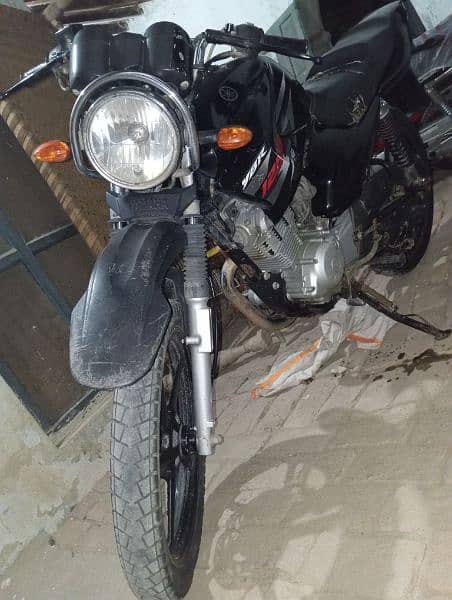 yamaha YBR G 125 CC . . . .  look like new. 2