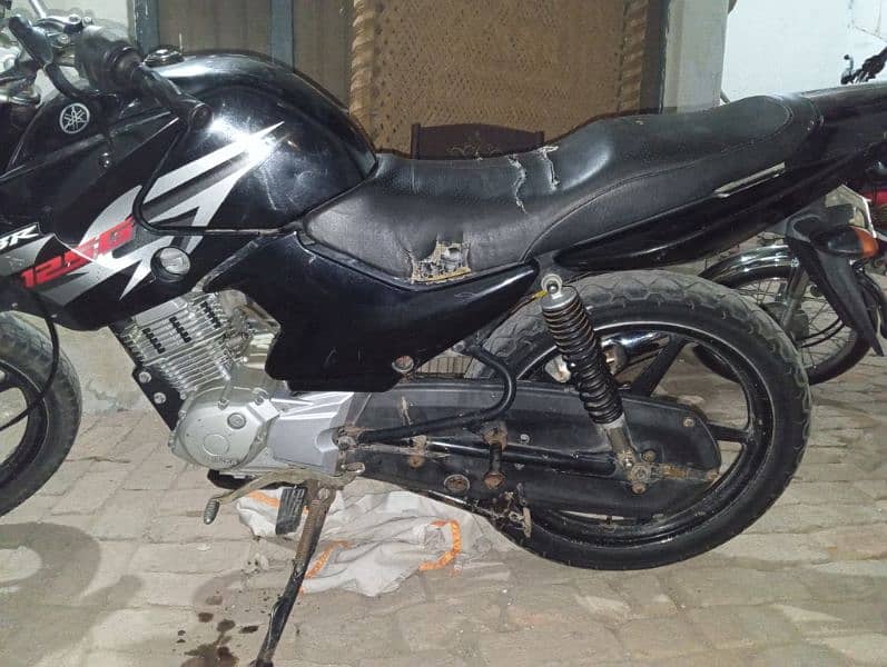 yamaha YBR G 125 CC . . . .  look like new. 4