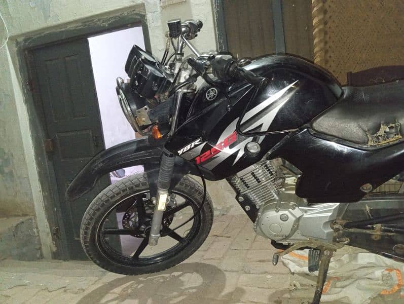 yamaha YBR G 125 CC . . . .  look like new. 5