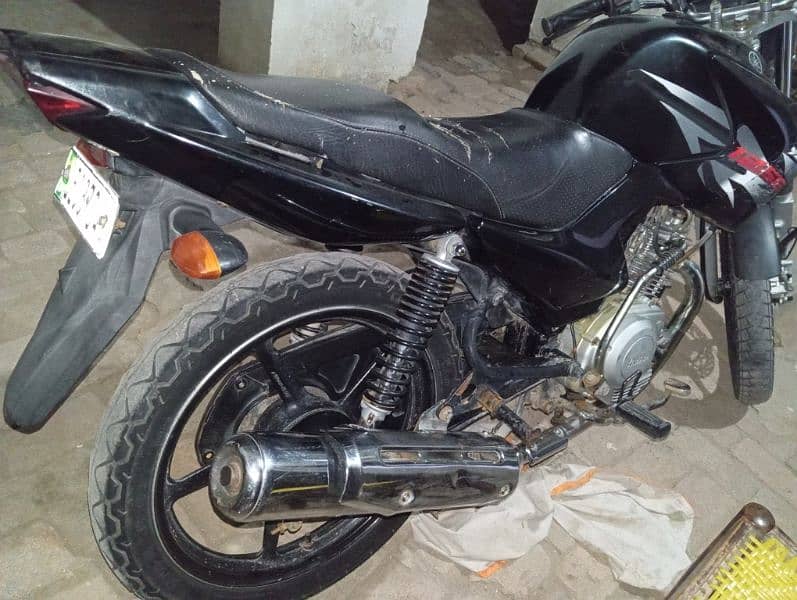 yamaha YBR G 125 CC . . . .  look like new. 7