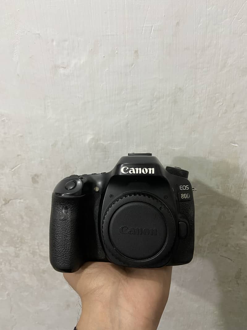 Canon 80D body 4