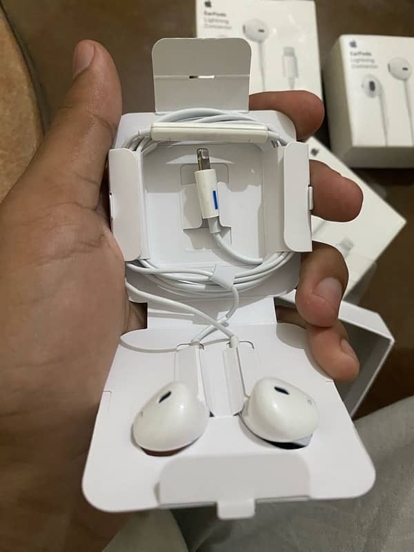 Apple Earpods Lightning Connector 3