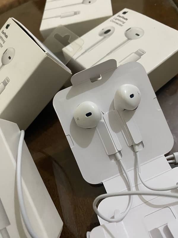 Apple Earpods Lightning Connector 4