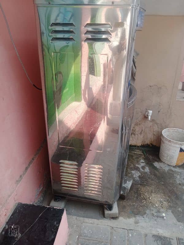 Steel water dispenser 10/10 condition. 03007661761 2