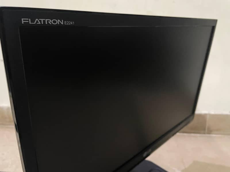 LG 22 inch LCD Monitor (MINT NEW CONDITION) 2