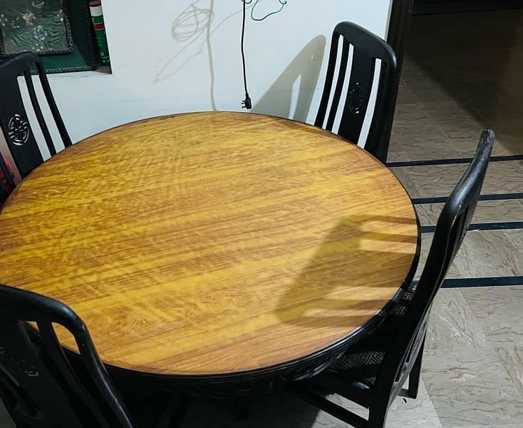 Dining table with four chairs in good condition 3