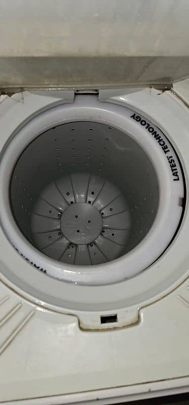 washer and dryer like  new in wranty 3