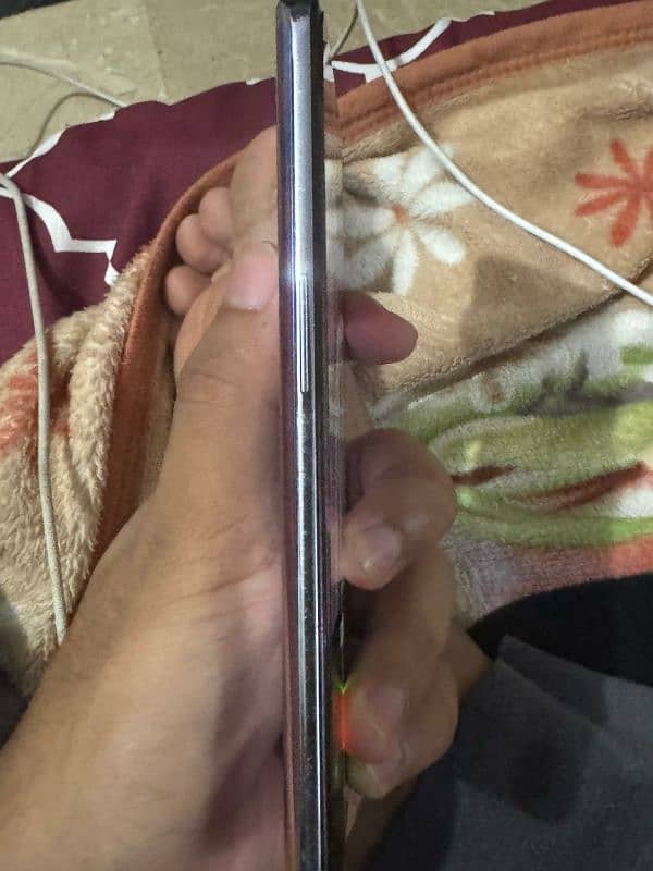 ONEPLUS9 8/128 with original charger but green line in middle 4