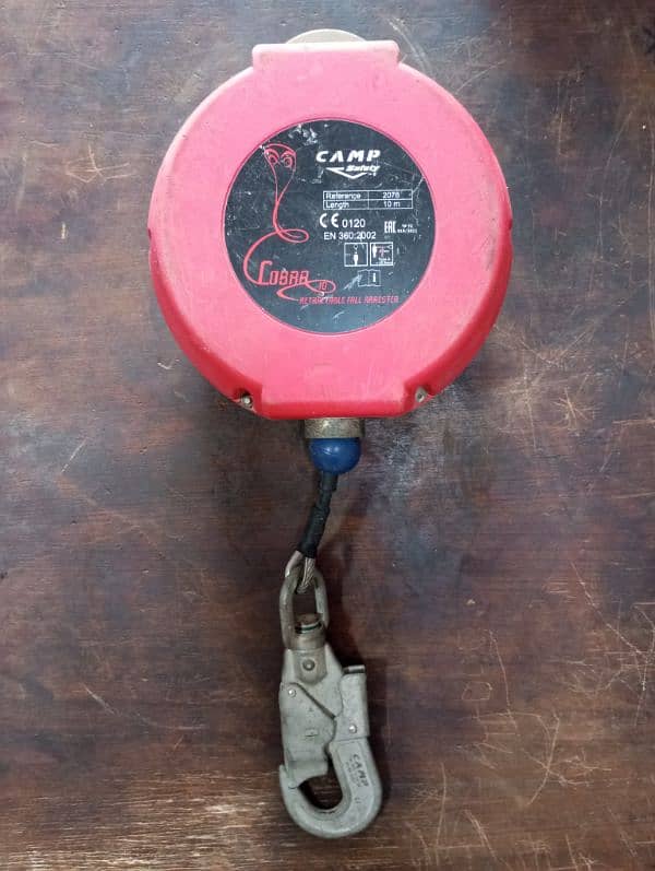 Retractable fall arrester for hiking and safety measure 10m length 0