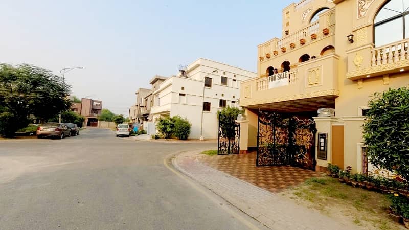 Ideally Located House Of 8 Marla Is Available For sale In Lahore 2