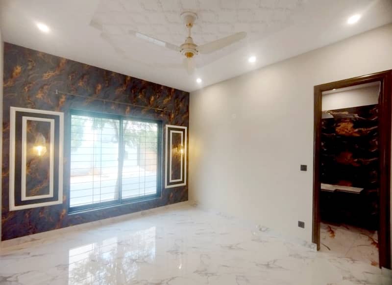 Ideally Located House Of 8 Marla Is Available For sale In Lahore 18