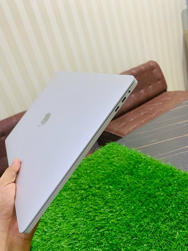 Apple Macbook pro 2019 16Inches i9 1TB 1