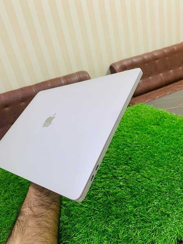 Apple Macbook pro 2019 16Inches i9 1TB 2