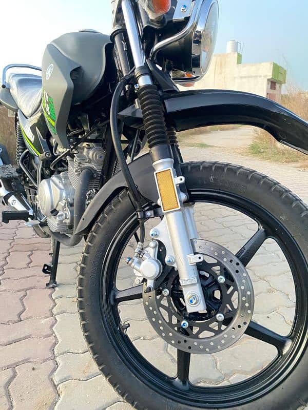 YBR 125 G new bike only 2100 chala hua hai All punjab numbar 12