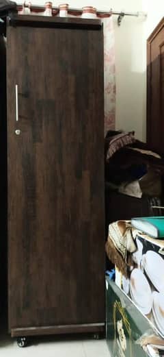 SINGLE DOOR WOODEN WARDROBE