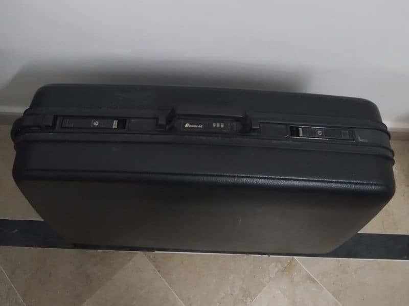 suit case for sale in good condition 0