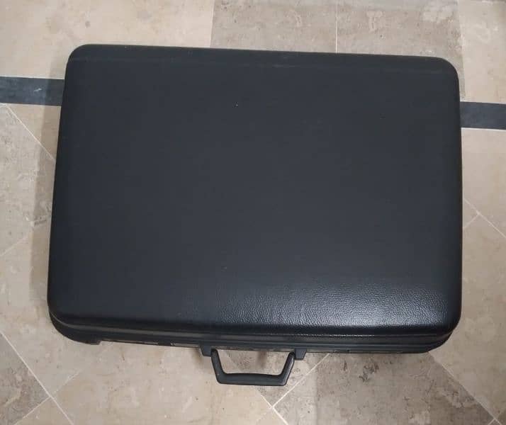 suit case for sale in good condition 1